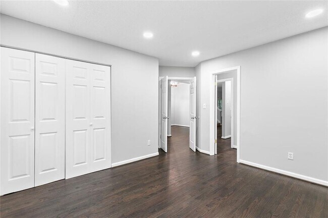 Building Photo - 969 Oak St SW