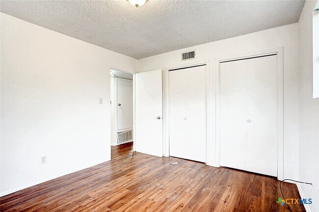 Building Photo - 726 Old Martindale Rd