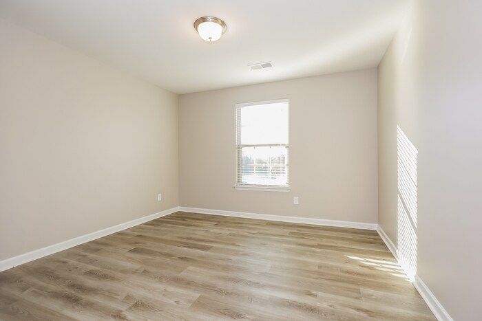 Building Photo - 1543 Oak Dr