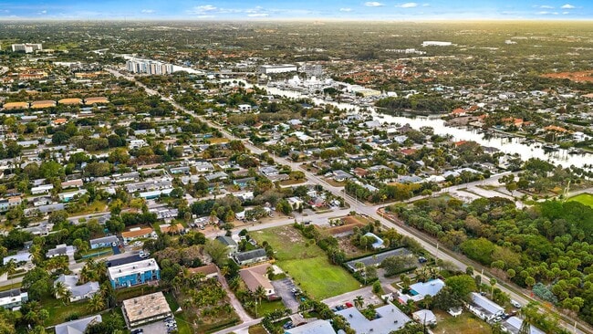 Building Photo - 1926 Service Rd