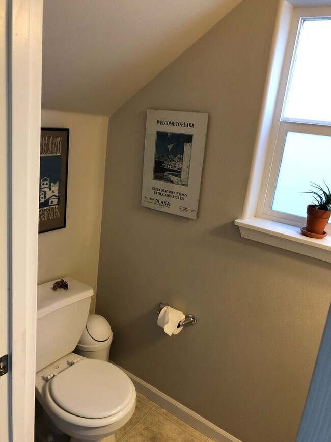 Building Photo - Charming Home in Terrific Central Location