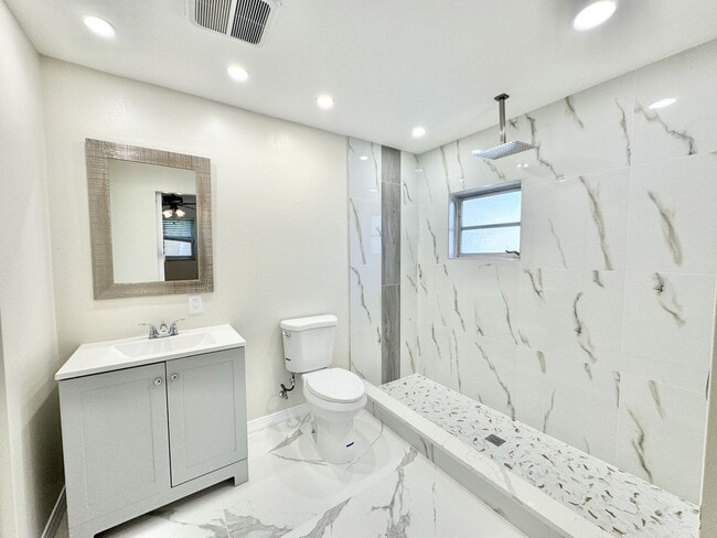 Building Photo - ** CENTRAL NAPLES ** 3 BED + DEN / 2 BATH ...