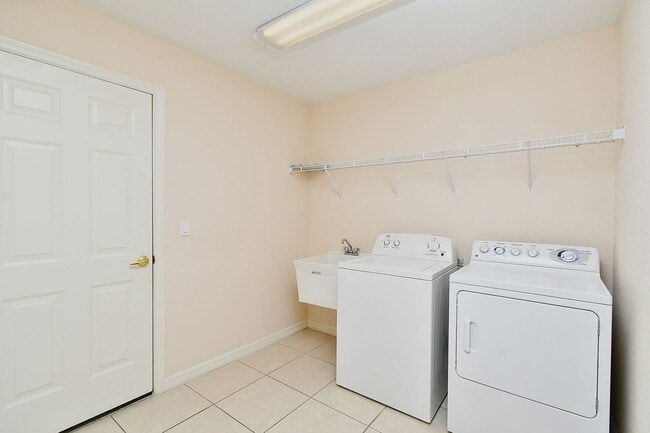 Building Photo - 2 Bedroom with Den and Garage. Over !800 Sq. Ft under air