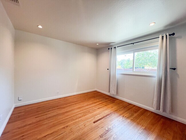 Building Photo - Tahoe Park Gem in Great Location!