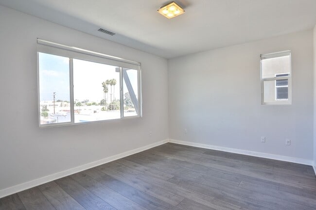 Building Photo - 3 bedroom 2.5 bath in Gated Community