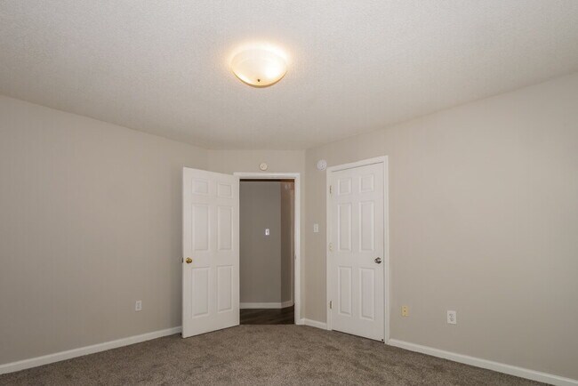 Building Photo - 5378 Russell Dr