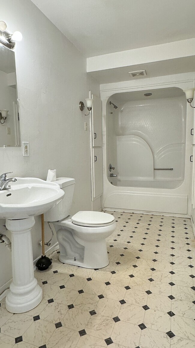 Building Photo - 204 Bastrop Drive