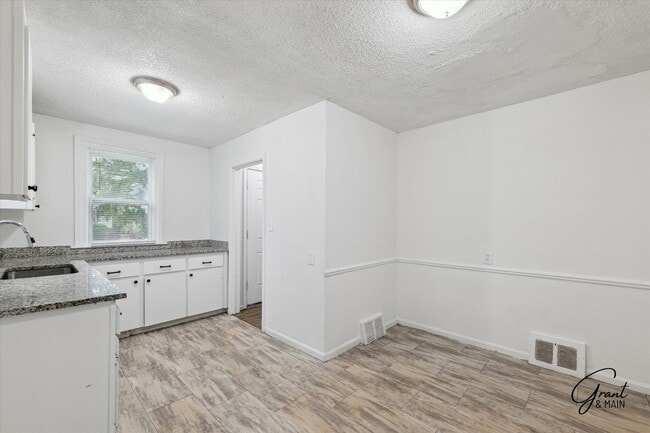 Building Photo - $1300 3 bedroom bungalow