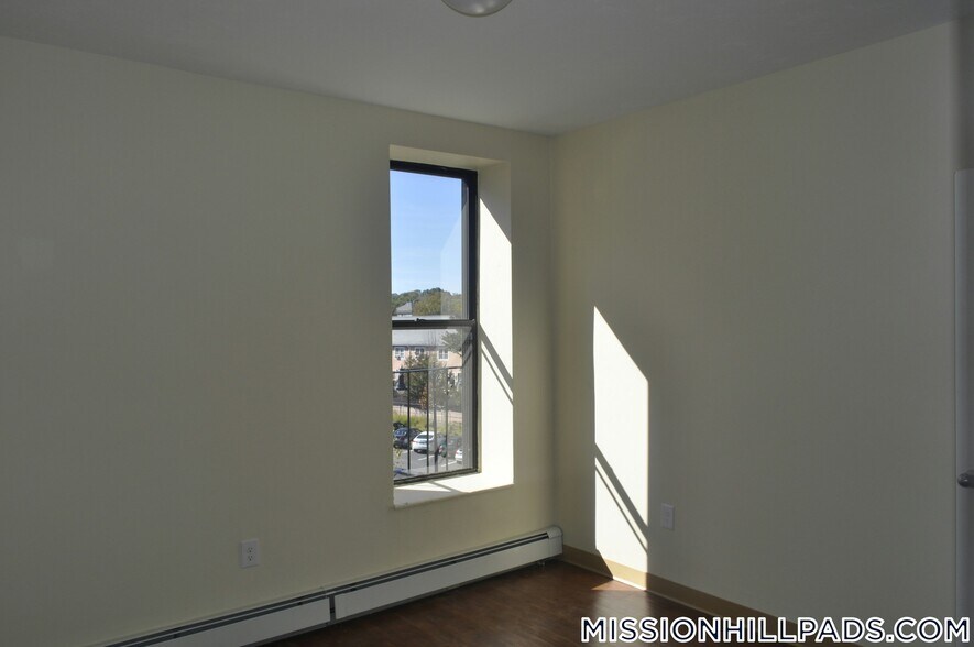 Building Photo - 13 Ruggles St