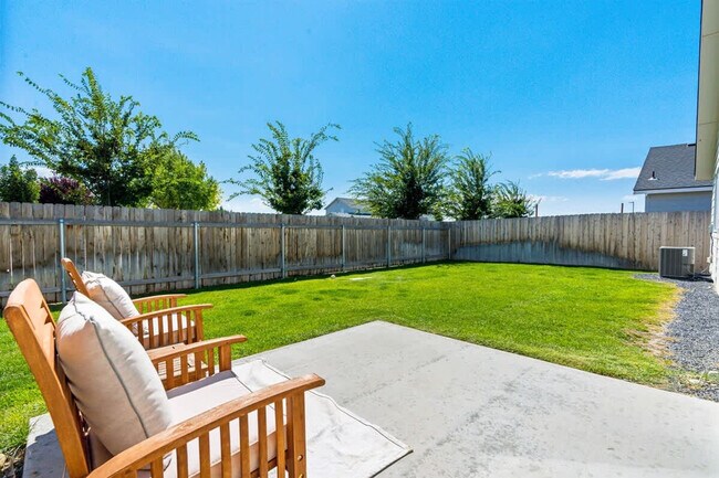 Building Photo - 17541 Mountain Springs Ave