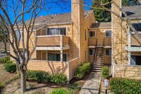 Building Photo - Updated 2 bed/2 bath Condo in Crestview Av...