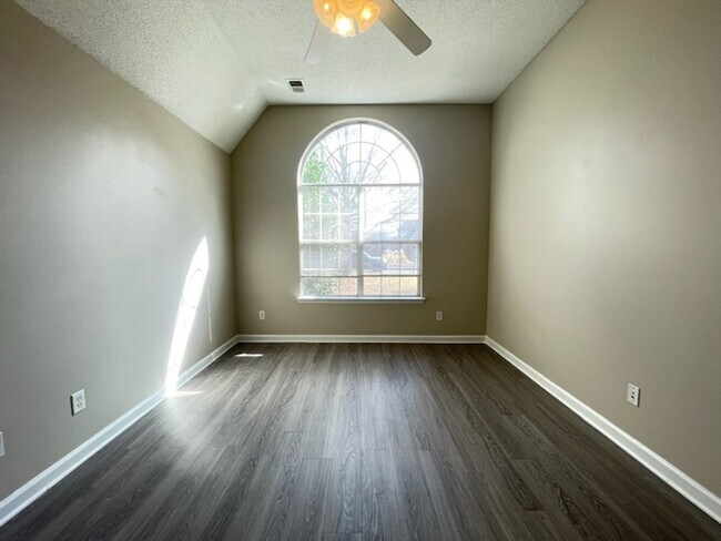 Building Photo - Alexander crossing