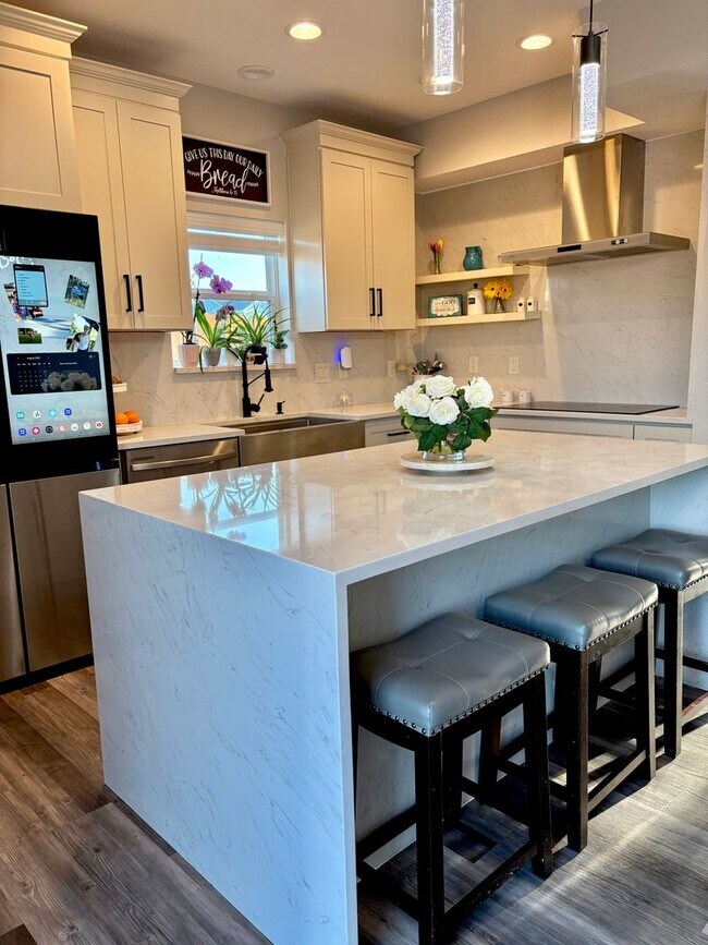 Building Photo - 4 Bed Lafayette Home with Master Retreat, Entertainers Kitchen, & Fenced-In Backyard!