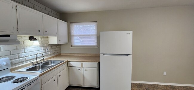 Building Photo - Nice, 3 Bedrooms, 1 Bath, Brick Ranch Home...