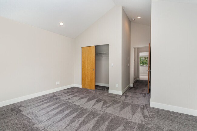 Building Photo - 3008 NE 55th St