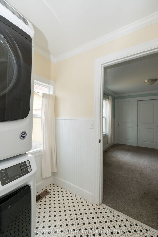 Building Photo - Charming Westside Cottage