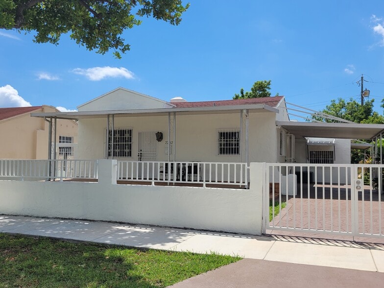 Building Photo - 2252 SW 10th St