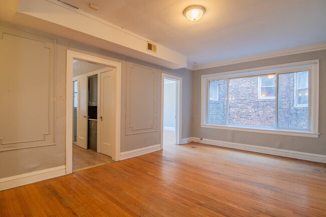 Building Photo - 7841 S Kingston Ave