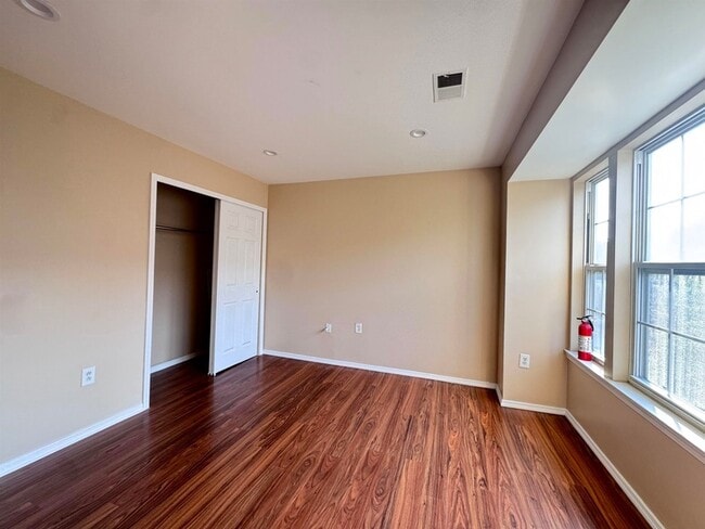 Building Photo - 40 Cottonwood St