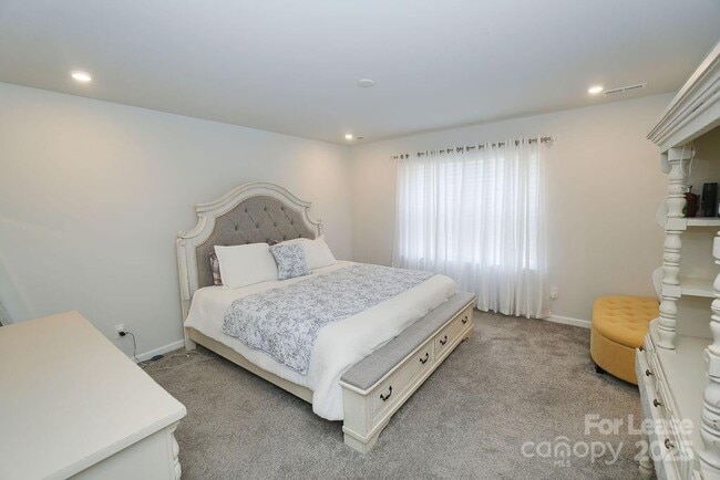 Building Photo - 547 Sitka Dr