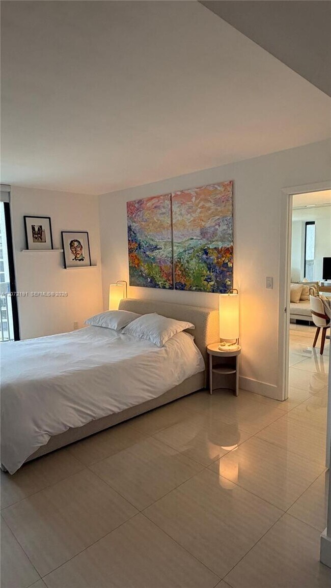 Building Photo - 540 Brickell Key Dr