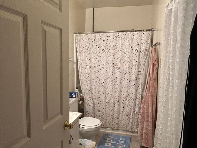 Building Photo - 2 Bedroom Duplex within walking distance o...