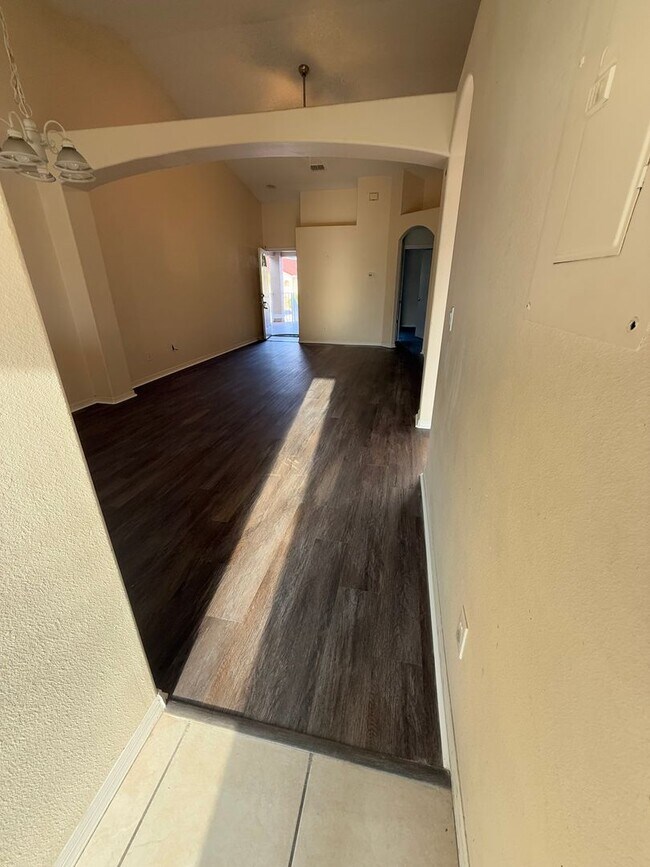 Building Photo - Second Floor 3 Bed 2 Bath Condo in South K...