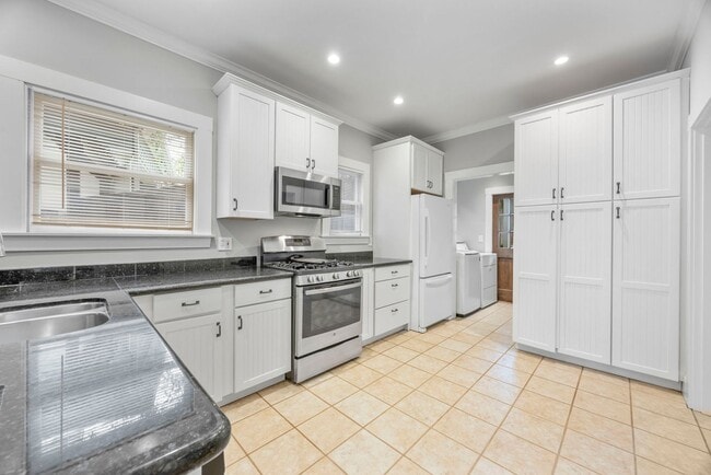Building Photo - Sun Soaked 2 bedroom 1 bath unit off Piedm...