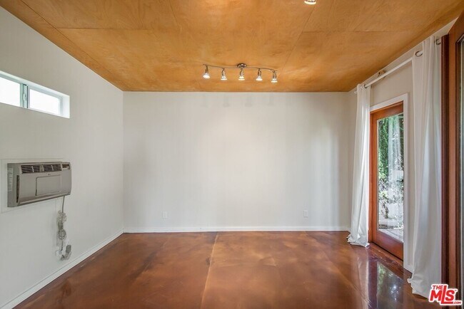 Building Photo - 411 Kings Rd