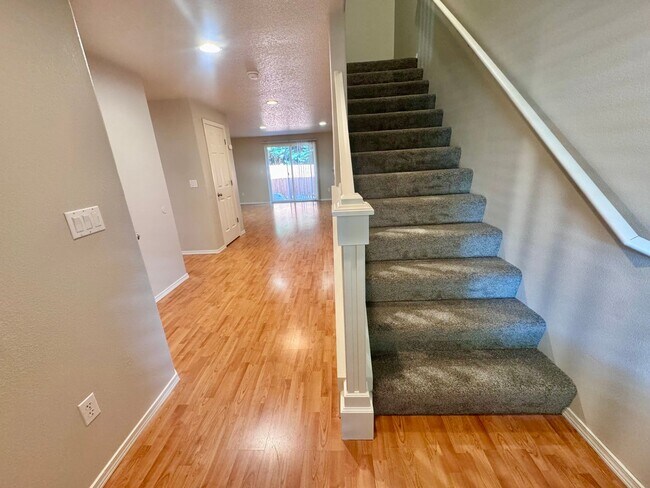 Building Photo - EZ living, Private Townhome setting Central Vancouver