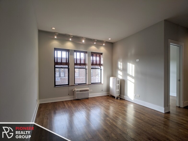 Building Photo - 736 W Addison St