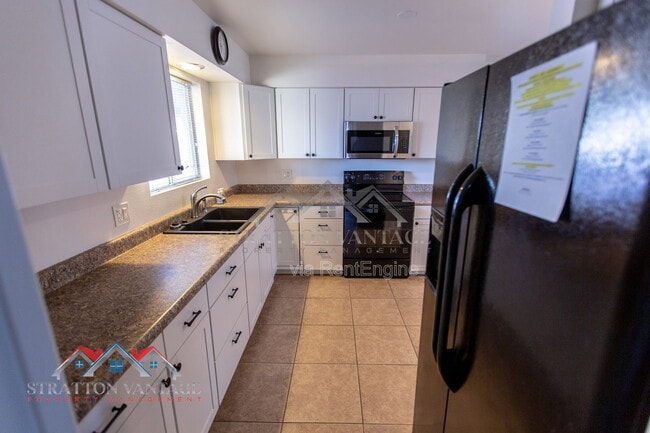 Building Photo - 5706 E Des Moines St