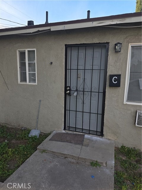 Building Photo - 2268 Genevieve St N