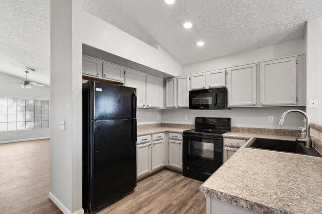 Building Photo - 1120 N Val Vista Dr