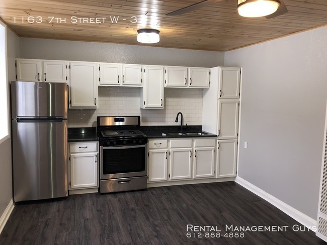 Building Photo - Beautifully Rehabbed 1 Bedroom Apartment