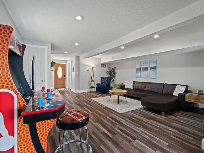 Building Photo - 829 Portage Lakes Drive