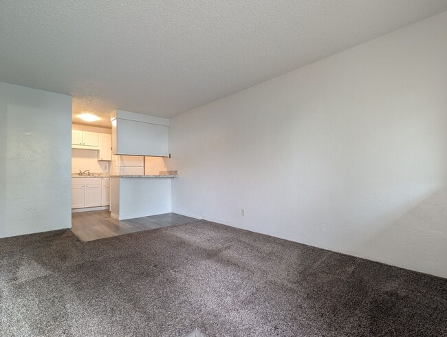 Building Photo - Updated 1-Bedroom, 1-Bath Apartment With On-site Laundry in Springfield!