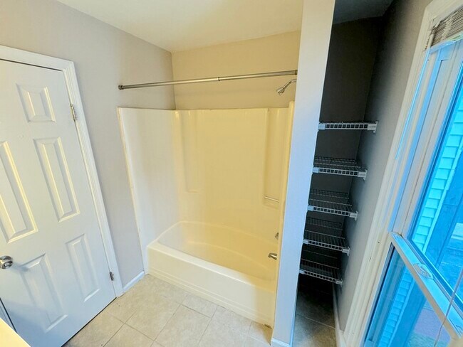 Building Photo - 1003 Green St