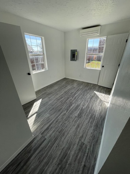 Building Photo - 406 S Abilene Ave