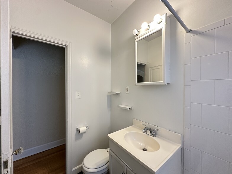 Building Photo - 566 W Arlington Pl