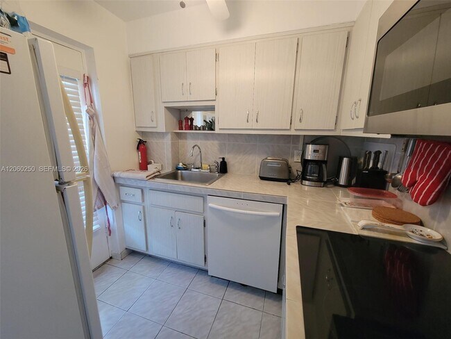 Building Photo - 220 Kings Point Dr