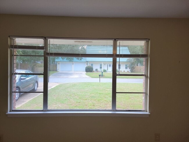 Building Photo - 3 BD 1.5 BA Ocean Springs Rental in the Go...