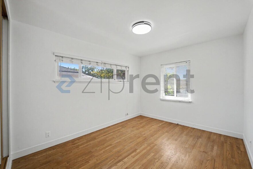 Building Photo - Unit