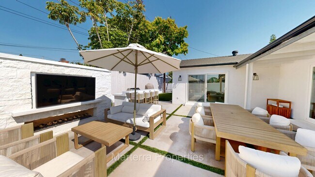 Building Photo - Beautiful Home with Pool!