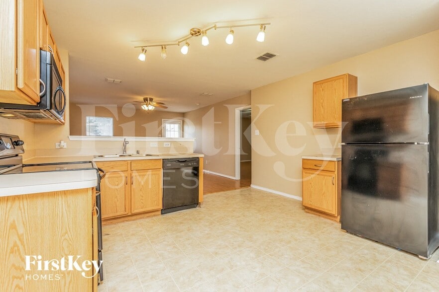 Building Photo - 2015 Angel Way