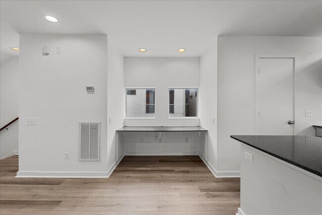 Building Photo - 2453 Wentworth St
