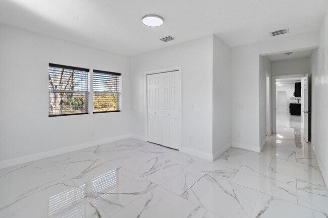 Building Photo - 4/3 Lakefront Home for Rent – 1 Acre – Near College Park & Downtown Orlando