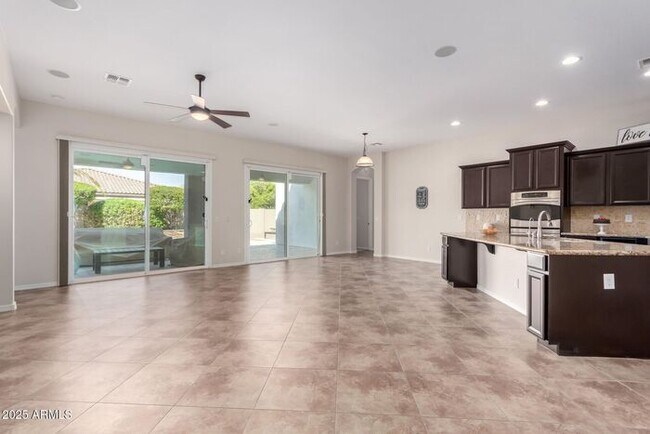 Building Photo - Stunning 4 bedroom, 3 bathroom home in the...