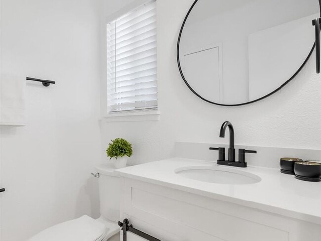 Building Photo - Beautifully upgraded 2 bedroom 2 story tow...