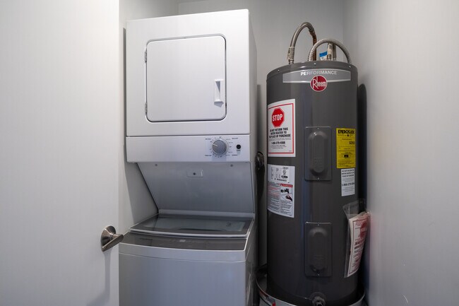 Building Photo - 3131 E Fairmount Ave